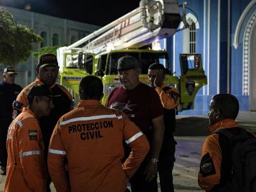 Personal de Protección Civil y Bomberos revisan los efectos del temblor en la iglesia Santa Barbara, Maracaibo. EFE/H. Chirinos