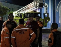 Personal de Protección Civil y Bomberos revisan los efectos del temblor en la iglesia Santa Barbara, Maracaibo. EFE/H. Chirinos