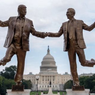 Retiran la escultura de Trump y Epstein agarrados de la mano en Washington