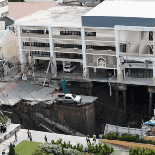 ¿Cuánto mide el enorme socavón que surgió en Tailandia?