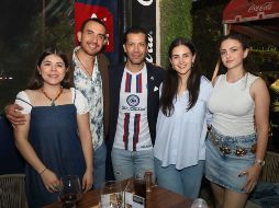 Clio Ríos, Víctor Delgado, Luis Villagrán, María Gutiérrez y Fátima Gutiérrez en el tercer aniversario de Sports Arena. GENTE BIEN JALISCO / A. Martínez