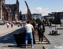 Colocación de vallas metálicas frente a Palacio Nacional previo a las manifestaciones por los 11 años de la desaparición de los 43 estudiantes normalistas de Ayotzinapa. SUN/H. Salvador