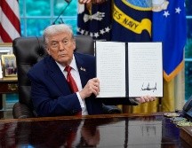 Donald Trump firma una orden ejecutiva en el Despacho Oval de la Casa Blanca en Washington. EFE/YURI GRIPAS