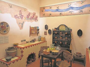 Murales creados por Frida Kahlo, inspirados en las plantas que se encuentran en el jardín, adornan la cocina del nuevo Museo Casa Kahlo. AP