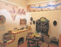 Murales creados por Frida Kahlo, inspirados en las plantas que se encuentran en el jardín, adornan la cocina del nuevo Museo Casa Kahlo. AP