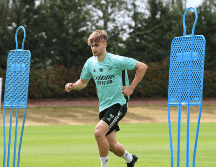 La Liga Semiprofesional Inglesa informó que todos los jugadores llevarían brazaletes negros durante los partidos del fin de semana. X / @VigarBilly