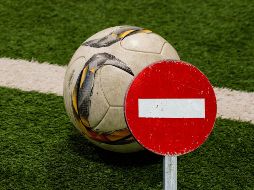 El caso conlleva además a una multa de 350 mil francos suizos por alinear jugadores indebidamente. ESPECIAL / AFP