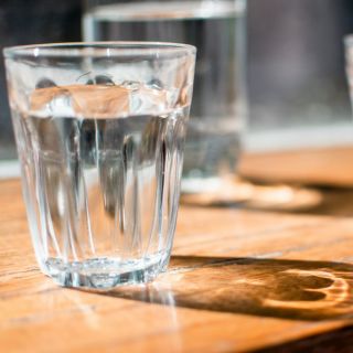 Regla de los 8 vasos de agua: ¿Cómo distribuirlos en el día?