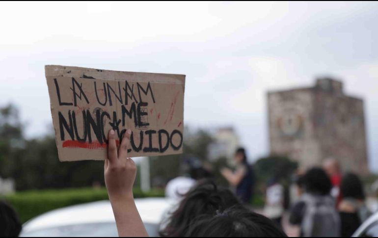 Alumnos y padres de familia del CCH Sur marchan en silencio a Rectoría de la UNAM. SUN / ARCHIVO