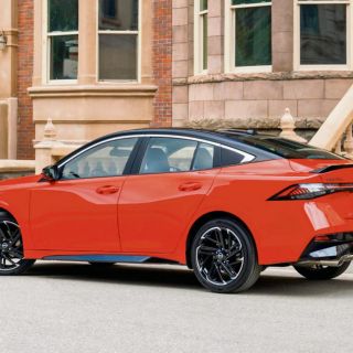 El Nissan Sentra 2026 presenta una radical transformación, pero sólo en el exterior