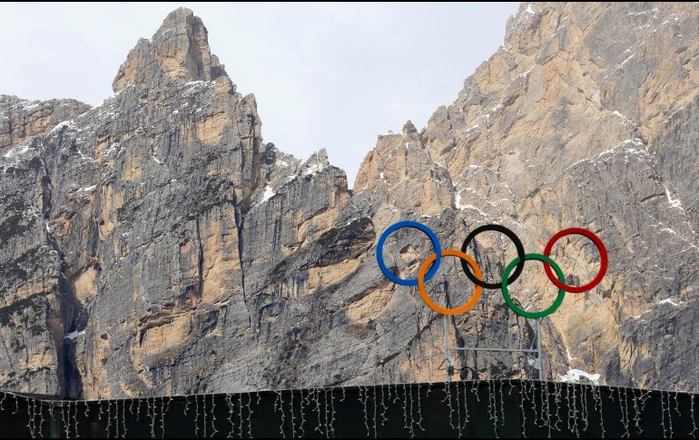 La antorcha olímpica, que será llevada por 10 mil 001 relevistas, atravesará Italia de norte a sur y de este a oeste, a lo largo de 63 días y de 12 mil km. AFP / ARCHIVO