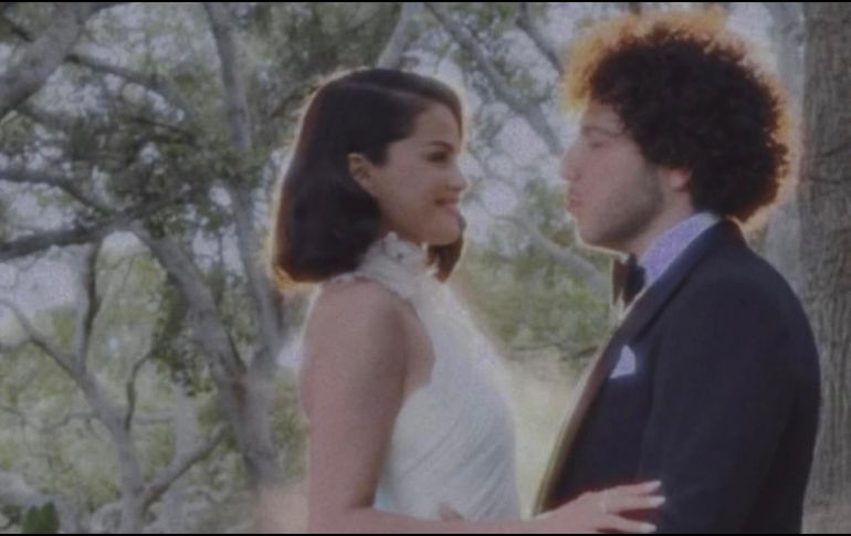 La serie de fotos les muestra felices, tomados de la mano, su ramo de flores, mientras que en otra ella le arregla el lazo y le da un beso, todas en el amplio patio de una residencia. CORTESÍA/ INSTAGRAM/ @selenagomez