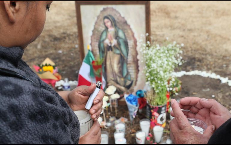 Personas encienden velas en un altar en la zona donde ocurrió la explosión de un camión de gas, en Ciudad de México. EFE/ M. Guzmán