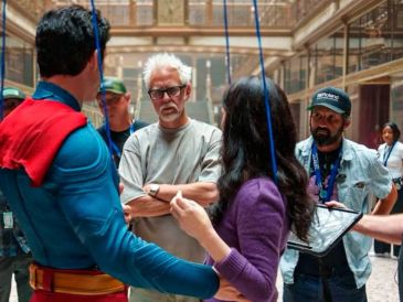 Gunn admitió que los espectadores pueden establecer paralelismos, pero insistió en que su enfoque al escribir es más emocional que político. X/@JamesGunn