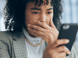 Para sostener la farsa emplean dos recursos: la creación de identidades atractivas generadas con inteligencia artificial, que ayudan a ganarse la confianza, y la automatización de mensajes y movimientos, lo que les permite escalar la operación y gestionar miles de casos sin depender de muchos operadores humanos. CANVA