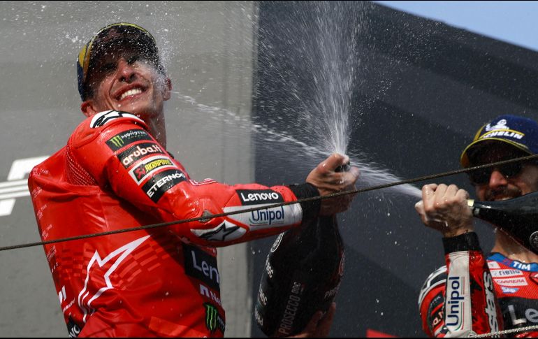 Pecco regresó al podio después de una larga sequía de puntos y Marc logró su título número 7, empatando el récord de Valentino Rossi y quedando a solo uno de Giacomo Agostini. EFE/ F. ROBICHON.