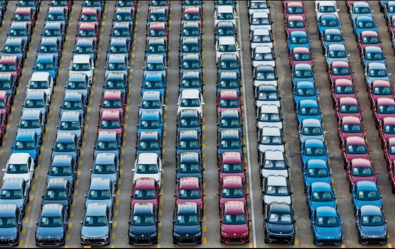 Expertos de la AMDA advierten que la industria automotriz podría enfrentar una desaceleración si se aplican nuevos aranceles. AFP
