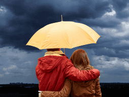 Las lluvias puntuales fuertes a intensas podrían reducir la visibilidad en tramos carreteros, incrementar los niveles de ríos y arroyos, y generar encharcamientos, deslaves e inundaciones. ESPECIAL / CANVA