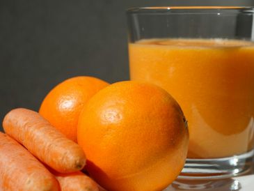 Descubre los beneficios del jugo de naranja con zanahoria. UNSPLASH / V. FILIPOVIC