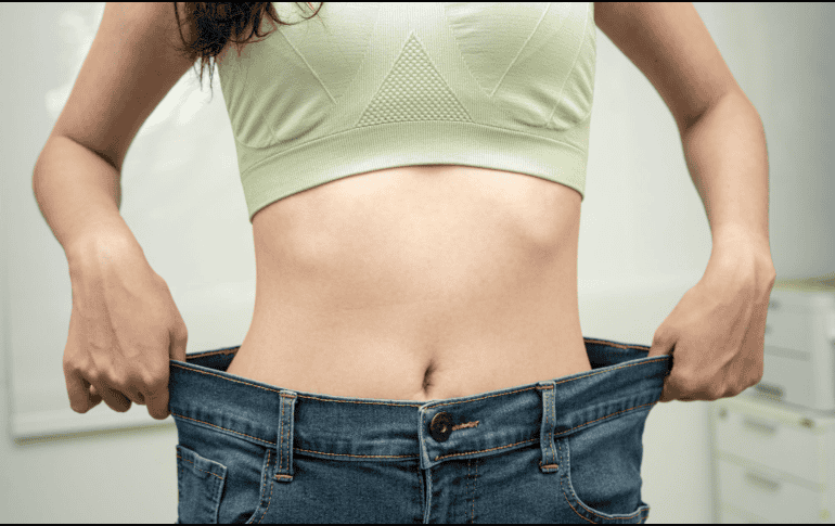 Lo ideal es combinar una alimentación moderadamente hipocalórica con ejercicio regular, ya que esto es más saludable y sostenible que recurrir a dietas extremas o entrenamientos excesivos. CANVA