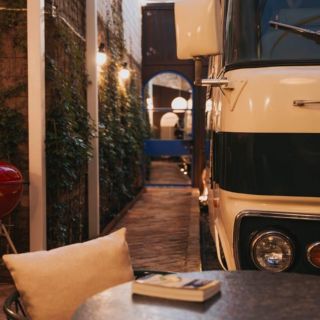 Escápate a Guadalajara y disfruta de un patio con casa rodante