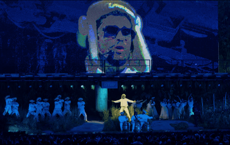 Históricamente, los shows de medio tiempo del Super Bowl suelen incluir sorpresas y colaboraciones con otros artistas. AP