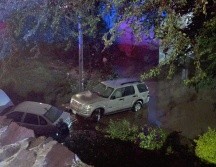 Varios autos quedaron varados luego de que los llevara la corriente. X / @JaliscoVial