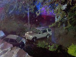 Varios autos quedaron varados luego de que los llevara la corriente. X / @JaliscoVial