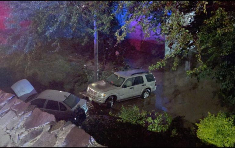 Varios autos quedaron varados luego de que los llevara la corriente. X / @JaliscoVial