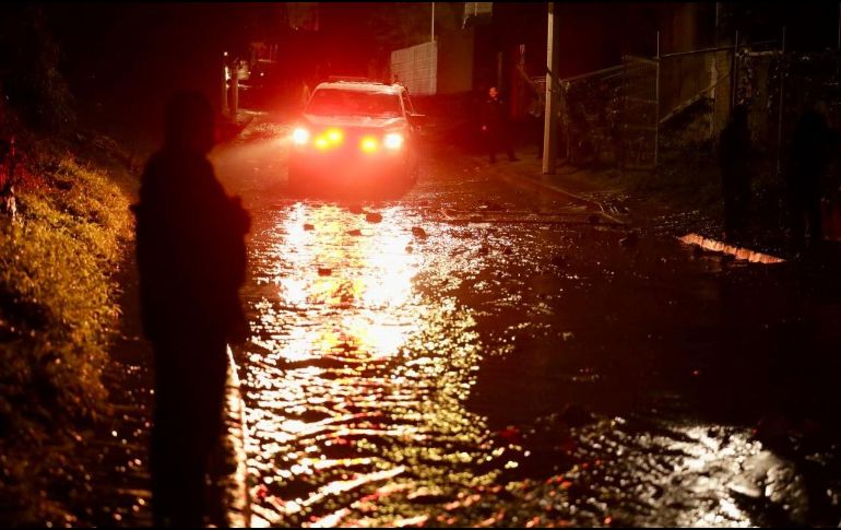 La fuerte lluvia de esta tarde de lunes en Zapopan dejó a cientos de familias sin luz eléctrica. CORTESÍA