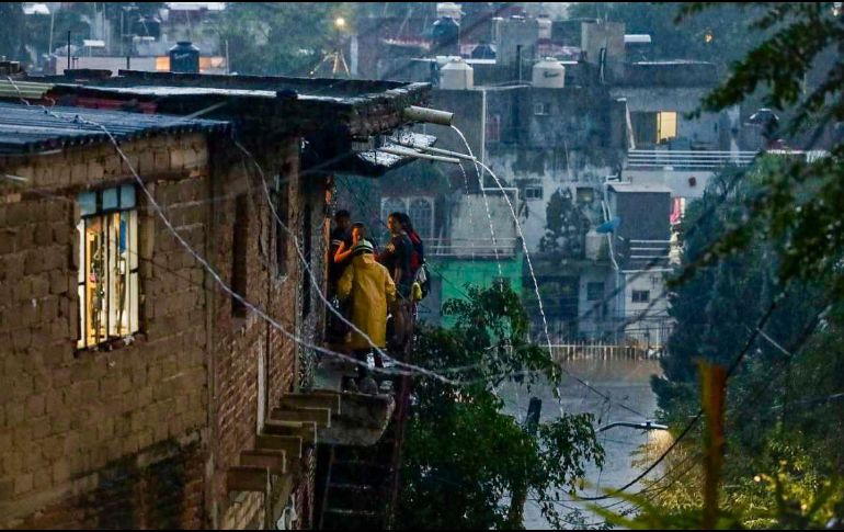 Las familias buscaron refugio tras la inminente lluvia. CORTESÍA