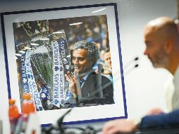 José Mourinho levantó varios trofeos comandando al Chelsea. AFP/A. Dennis