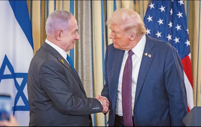 Benjamín Netanyahu y Donald Trump presentaron en la Casa Blanca un plan de paz para Gaza. La propuesta contempla un alto al fuego inmediato, la liberación de rehenes y la creación de un gobierno de transición sin presencia de Hamás. EFE