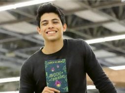 Alberto Villarreal, el creador del canal “Abriendo Libros” ha llevado la lectura más allá de lo virtual, reuniendo a miles de jóvenes en clubes presenciales por todo México. EL INFORMADOR