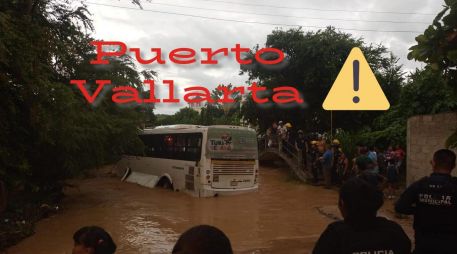Los diversos incidentes causados por la lluvia fueron atendidos por personal de Protección Civil y Bomberos de Puerto Vallarta. ESPECIAL / FACEBOOK Protección Civil y Boomberos de Puerto Vallarta
