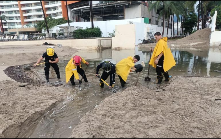 Elementos de Protección Civil y Bomberos de Puerto Vallarta lograron la apertura y desazolve de la calle Pablo Picasso. ESPECIAL / Protección Civil y Bomberos de Puerto Vallarta