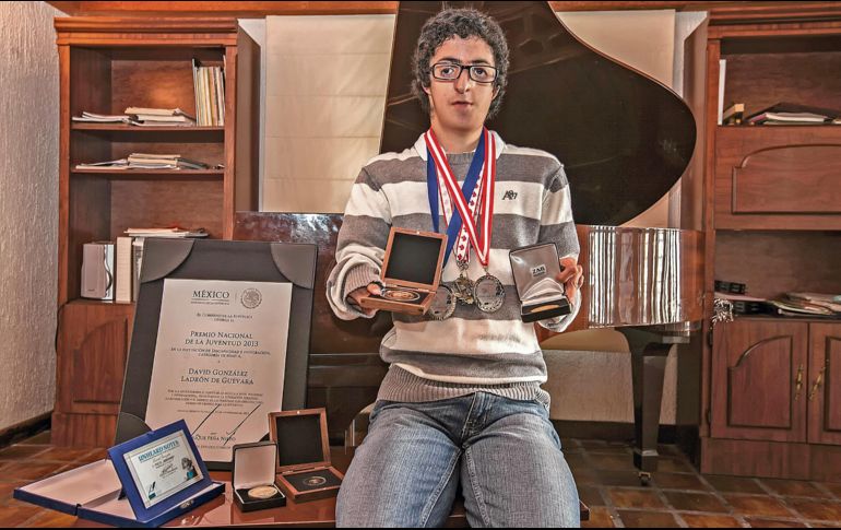 David González Ladrón de Guevara exhibe algunos de los reconocimientos que marcaron su trayectoria. EL INFORMADOR