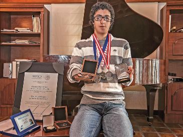 David González Ladrón de Guevara exhibe algunos de los reconocimientos que marcaron su trayectoria. EL INFORMADOR