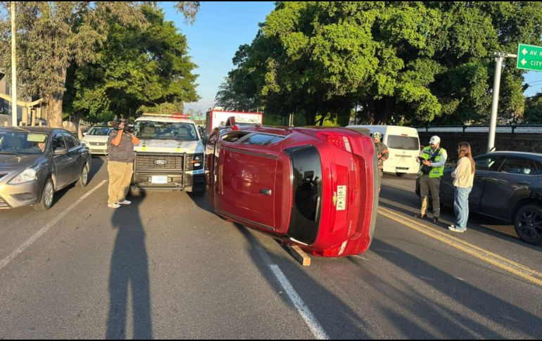 El choque ha provocado el cierre parcial de dos carriles de avenida Vallarta. ESPECIAL / Policía Vial Jalisco