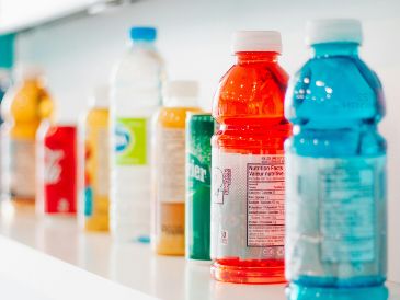 Antes de consumir una bebida, ya sea energética, deportiva o hidratante, es importante conocer lo que contiene. UNSPLASH/ S. Douglas