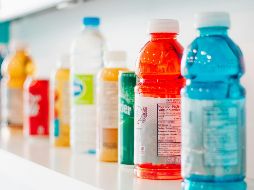 Antes de consumir una bebida, ya sea energética, deportiva o hidratante, es importante conocer lo que contiene. UNSPLASH/ S. Douglas