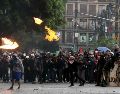 Los enfrentamientos más intensos se registraron en la calle 5 de mayo y en los accesos al Zócalo capitalino, donde el bloque negro utilizó palos, piedras, bombas molotov y artefactos explosivos contra negocios. EFE / I. Esquivel