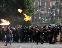 Los enfrentamientos más intensos se registraron en la calle 5 de mayo y en los accesos al Zócalo capitalino, donde el bloque negro utilizó palos, piedras, bombas molotov y artefactos explosivos contra negocios. EFE / I. Esquivel