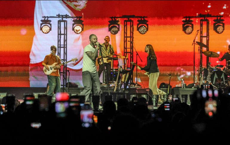 Adam Levine subió al escenario con un look en tono rubio y confirmó que es todo un showman. EL INFORMADOR/ A. Navarro
