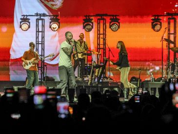 Adam Levine subió al escenario con un look en tono rubio y confirmó que es todo un showman. EL INFORMADOR/ A. Navarro