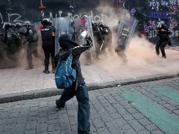 Más de mil elementos de diversas corporaciones policiacas fueron necesarios para contener los desmanes. EFE/I. Esquivel
