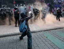 Más de mil elementos de diversas corporaciones policiacas fueron necesarios para contener los desmanes. EFE/I. Esquivel