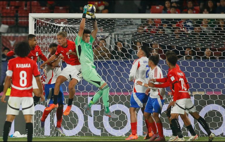 Chile, anfitrión del Mundial juvenil, perdió su último juego de primera ronda frente a Egipto, pero avanzó como segundo de grupo. EFE/E. Garay