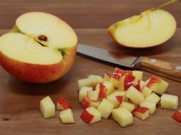 Comer una manzana todos los días no solo es un hábito sencillo, sino también una manera efectiva de cuidar tu salud. ESPECIAL / CANVA