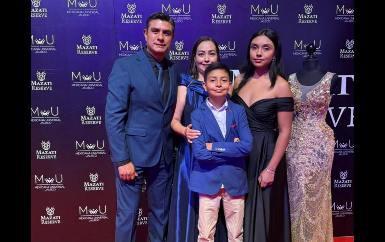 La Alfombra Roja iluminó el centro histórico de Tapalpa con la presencia de personalidades, artistas e invitados especiales, en una pasarela conducida por Aryana Benavides y Miguel Horta. EL INFORMADOR/ H. Navarro